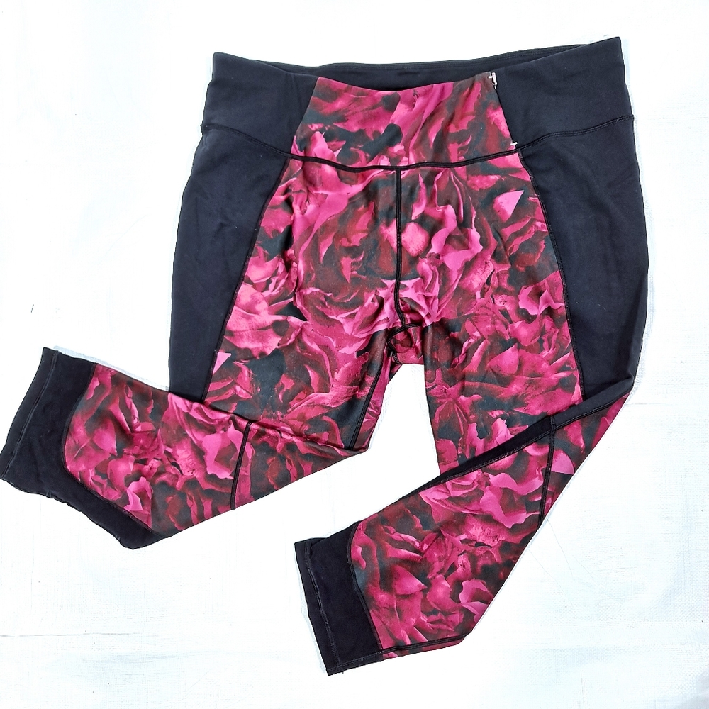 Calia By Carrie Underwood Black And Red Dusk Floral Capris